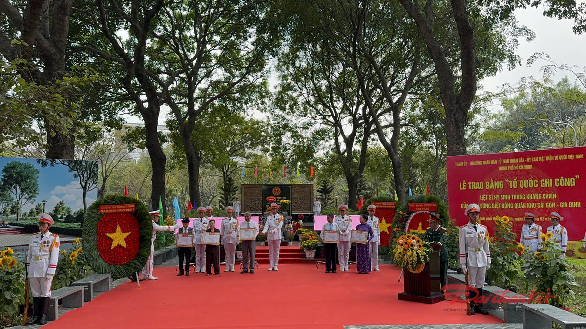 Quang cảnh lễ trao Bằng "Tổ quốc ghi công". Ảnh: C.N.