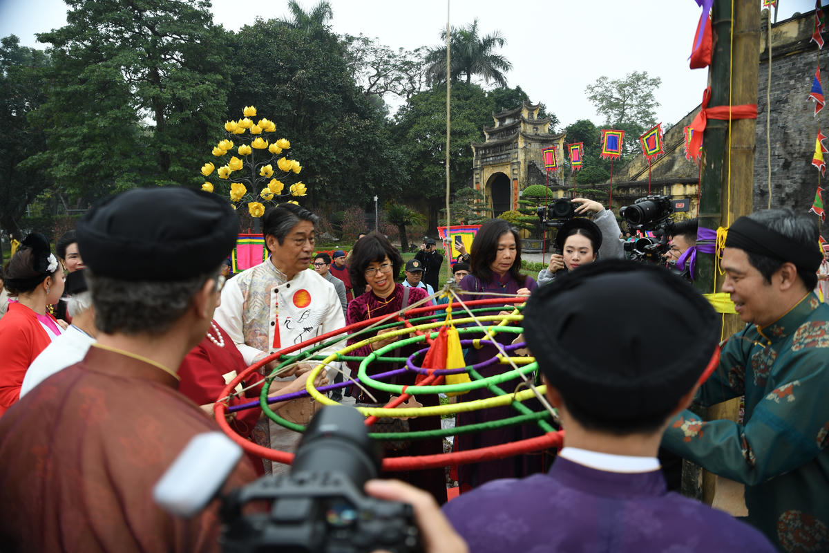 Đại biểu tiến hành treo khánh trên cây Nêu. Ảnh: Phạm Sỹ.