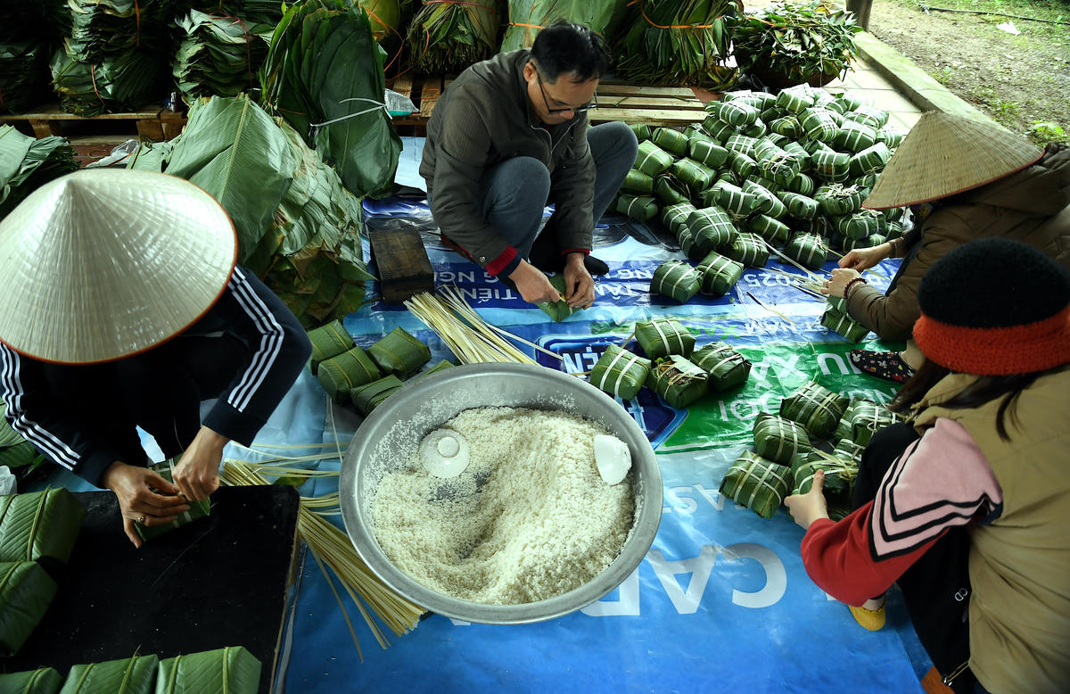 Đây cũng là thời điểm người dân làng Tranh Khúc tạm gác lại công việc thường nhật để tập trung vào vụ bánh Tết, kịp cung ứng cho thị trường. Ảnh: Phạm Sỹ.. 