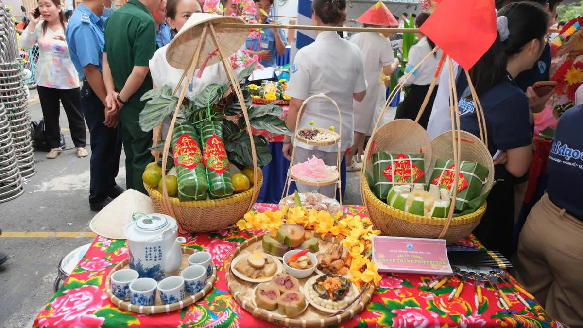 Hội thi gói bánh còn diễn ra tại các bệnh viện. Ảnh: T.L