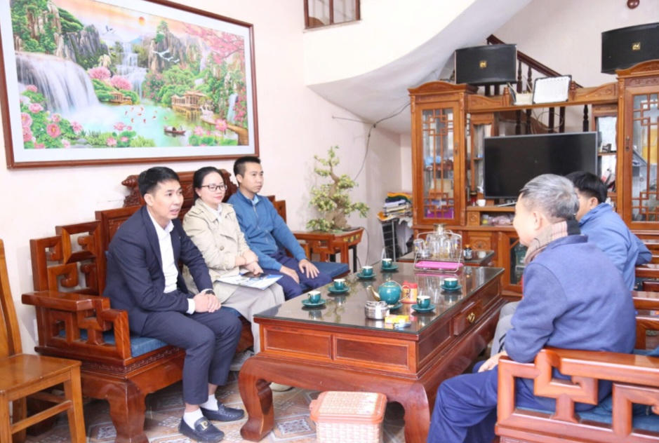 Đoàn thăm hỏi, tặng quà thân nhân người hiến tạng. Ảnh: Trương Tĩnh.