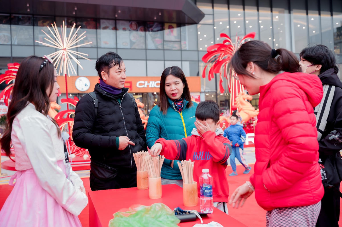 Nằm trong quần thể khu đô thị, trường học, văn phòng, TTTM ROX Tower
Goldmark City thu hút đông đảo người dân tới vui chơi, mua sắm, trải nghiệm.