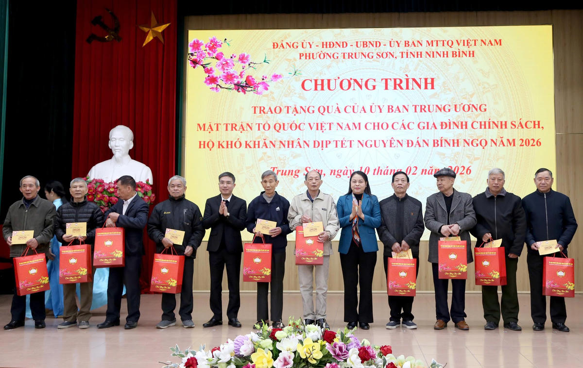 Bà Nguyễn Thị Thu Hà cùng và lãnh đạo phường Trung Sơn trao quà Tết cho các thương, bệnh binh. Ảnh: Văn Huỳnh.