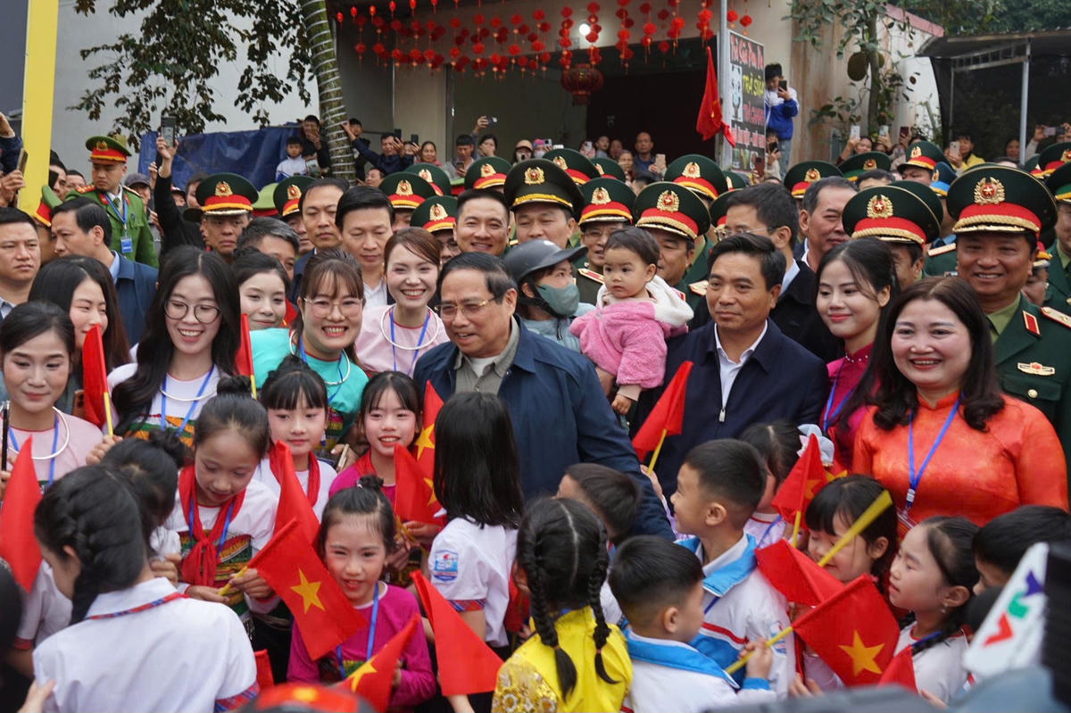 Thủ tướng Phạm Minh Chính và thầy và trò Trường Tiểu học Cẩm Thạch. Ảnh: Q.D