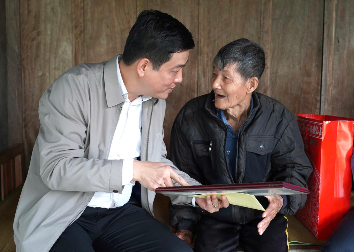 Ông Nguyễn Thành Đồng - Ủy viên Ban Thường vụ Tỉnh ủy, Chủ tịch Ủy ban MTTQ Việt Nam chúc thọ cụ Trần Quốc Tuệ (SN 1936, trú thôn An Sú, xã Sơn Kim 1, tỉnh Hà Tĩnh). Ảnh: HN.