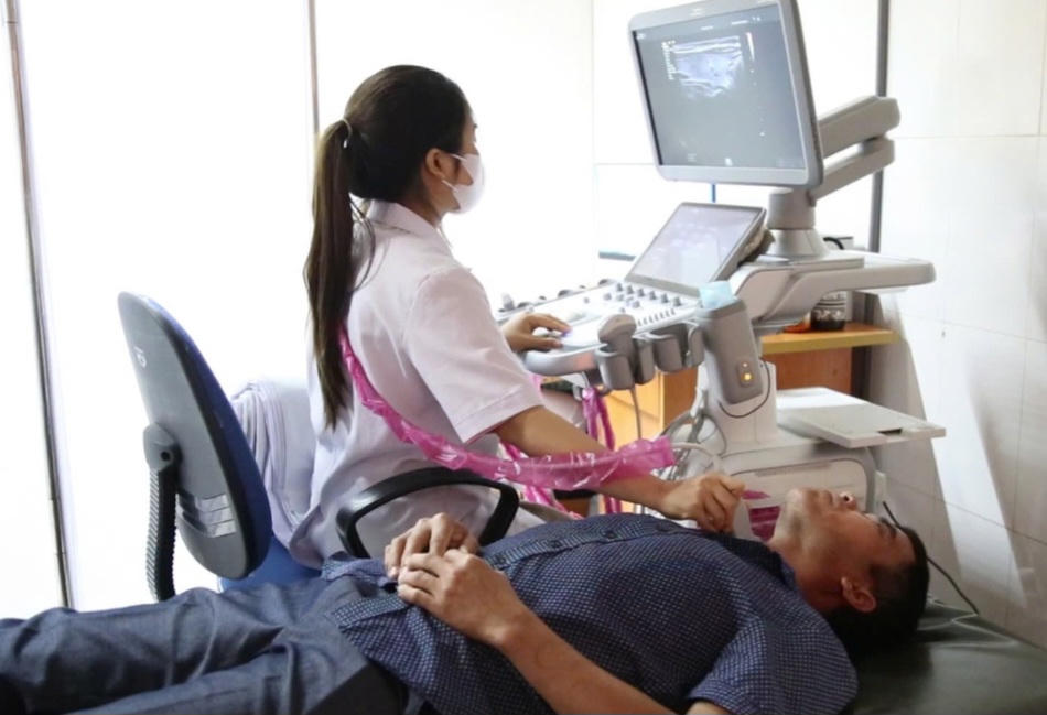 Thân nhân người bệnh hiến tạng được khám bệnh miễn phí tại Bệnh viện Đa khoa tỉnh Phú Thọ. Ảnh: Trương Tĩnh.