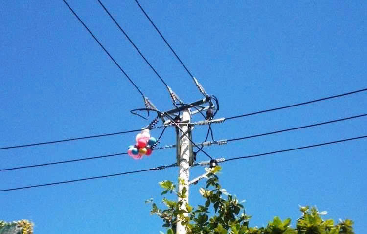 Một trường hợp bóng bay vướng vào dây điện gây sự cố. Ảnh: Đức Lâm.