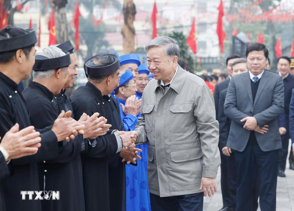 Tổng Bí thư Tô Lâm và đoàn công tác Trung ương đến dâng hương tại Nhà tưởng niệm Tổng Bí thư Nguyễn Văn Linh ở xã Nguyễn Văn Linh, tỉnh Hưng Yên. (Ảnh: Thống Nhất/TTXVN).