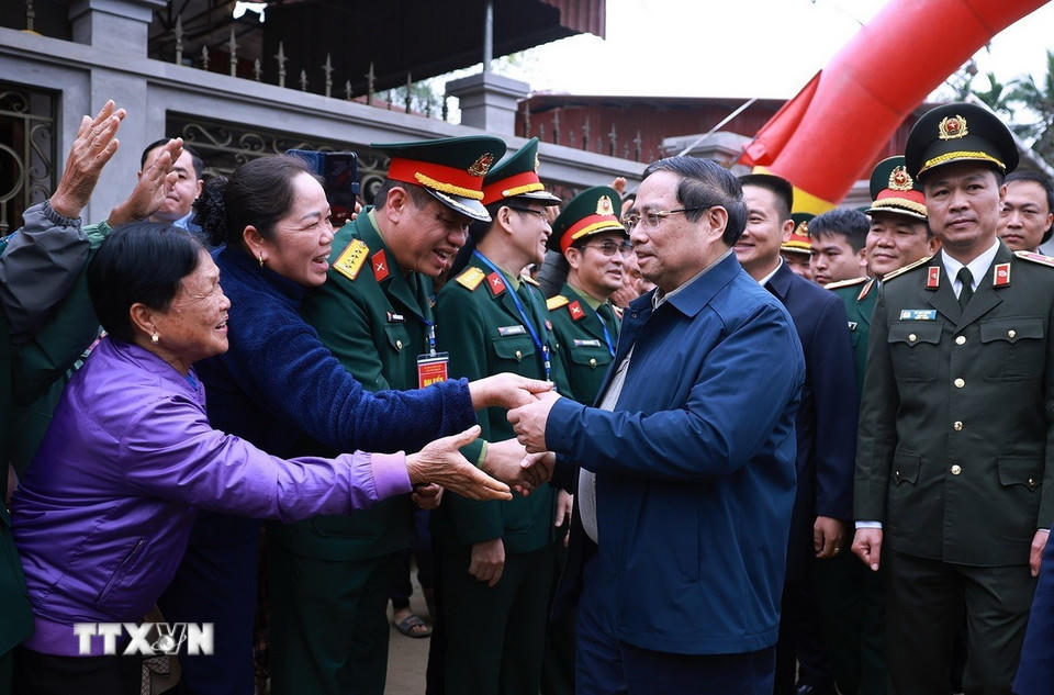 Thủ tướng Phạm Minh Chính với nhân dân xã Cẩm Thạch, Thanh Hóa. (Ảnh: Dương Giang/TTXVN)