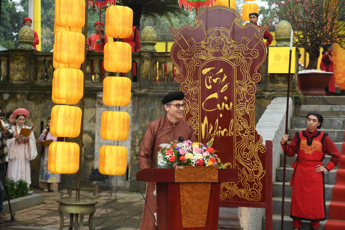 Ông Johnathan Baker, Trưởng đại diện Văn phòng UNESCO tại Việt Nam khẳng định, nghi lễ “Tống cựu nghinh tân” là sự kết hợp hài hòa và giàu ý nghĩa giữa các nghi lễ cung đình truyền thống với những hình thức trải nghiệm văn hóa đương đại. 