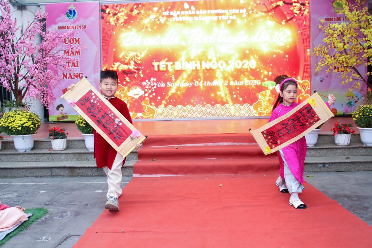 Tham gia trò chơi, trình diễn trang phục, trưng bày chữ thư pháp...