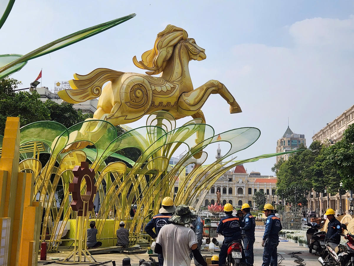 Nhiều công nhân tham gia thi công Đường hoa. Ảnh: M.L