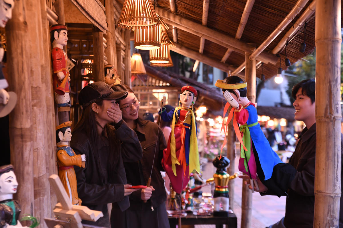 Bên cạnh đó là chuỗi hoạt động phong phú, đa dạng, hướng tới nhiều nhóm công chúng như: chương trình giáo dục di sản, không gian văn hóa đọc, trưng bày và giới thiệu sản phẩm làng nghề, các trò chơi dân gian, cờ truyền thống, múa lân cùng các chương trình biểu diễn nghệ thuật dân gian đặc sắc. Ảnh: Phạm Sỹ.