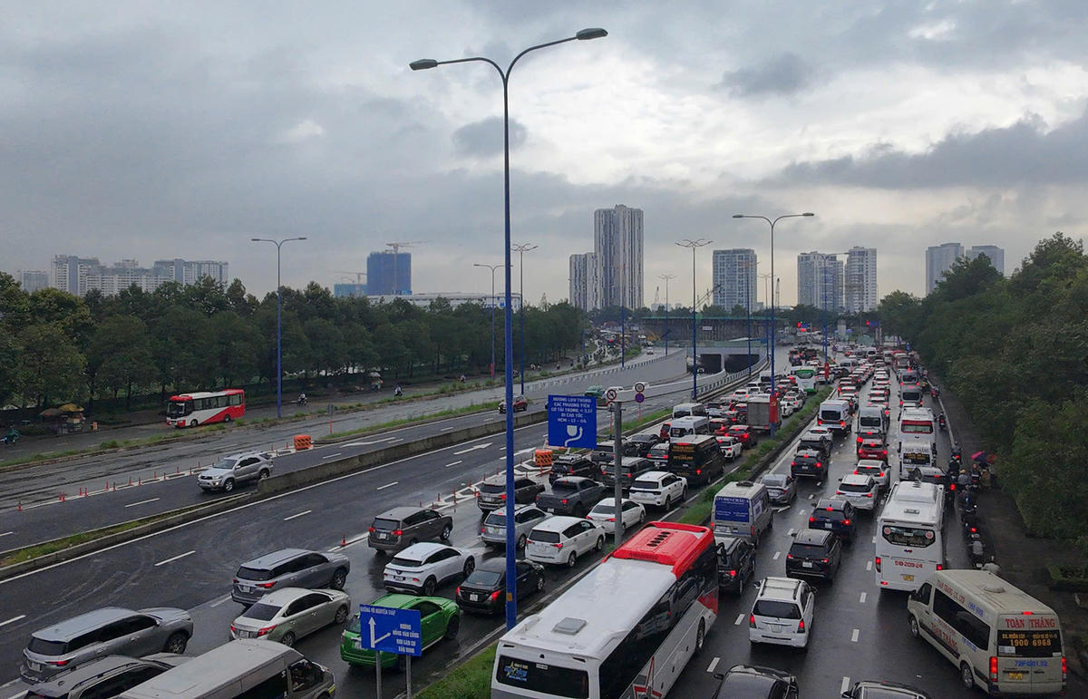 Đường vào cao tốc TP Hồ Chí Minh-Long Thành-Dầu Giây ùn tắc từ sáng sớm, nhiều tài xế cảnh báo và gửi thông tin cho nhau trên các diễn đàn để chọn lộ trình khác (quốc lộ 1A) khi di chuyển về hướng bắc. Ảnh: Đ.Xá.