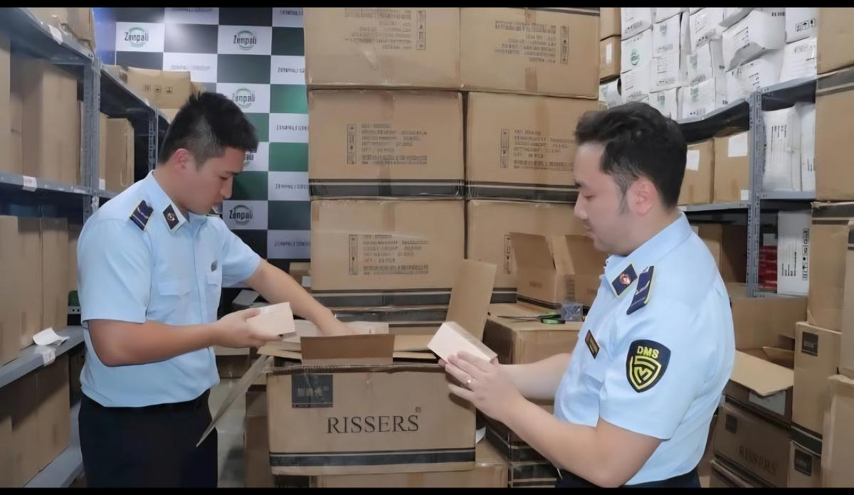 Lực lượng Quản lý thị trường tỉnh Lạng Sơn kiểm tra hàng hóa tại một cơ sở kinh doanh trên địa bàn.