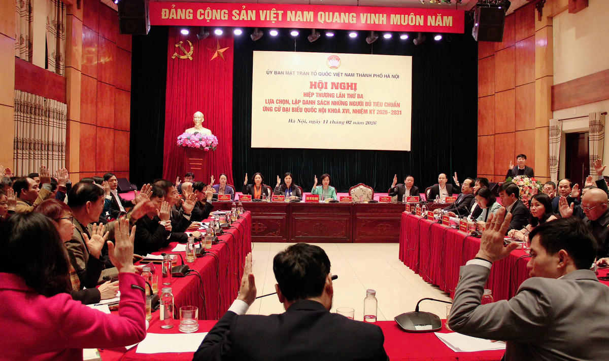 Đại biểu dự hội nghị biểu quyết nhất trí thông qua Biên bản hội nghị hiệp thương.