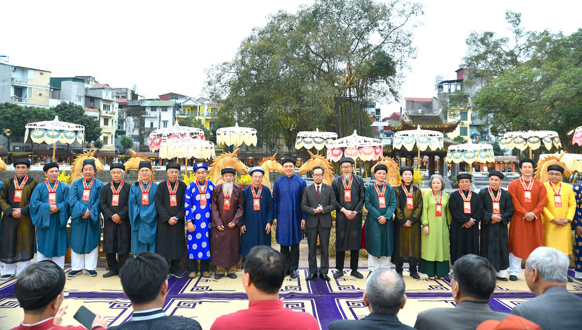Hội chữ Xuân Bính Ngọ 2026 tại di tích Văn Miếu – Quốc Tử Giám có sự tham gia của 35 nhà hoạt động thư pháp. Ảnh: Phạm Sỹ.