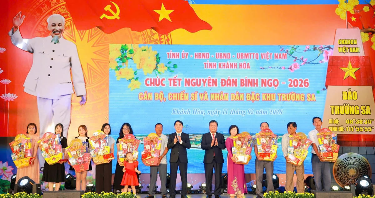 Ông Nghiêm Xuân Thành, Bí thư Tỉnh ủy Khánh Hòa và ông Trần Phong, Chủ tịch UBND tỉnh Khánh Hòa tặng quà cho đại diện các gia đình thân nhân cán bộ, chiến sĩ, người dân ở đặc khu Trường Sa. Ảnh CT

