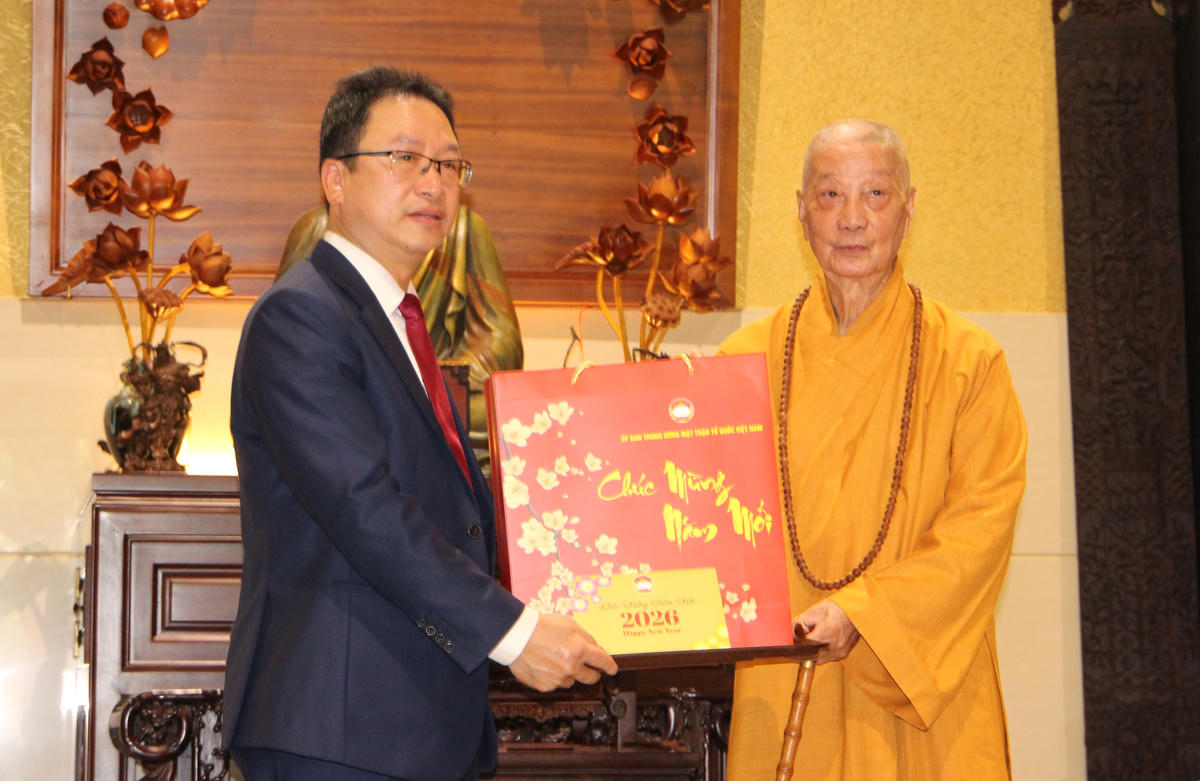 Thăm Đại lão Hòa thượng Thích Trí Quảng - Pháp chủ Hội đồng Chứng minh Giáo hội Phật giáo (GHPG) Việt Nam.