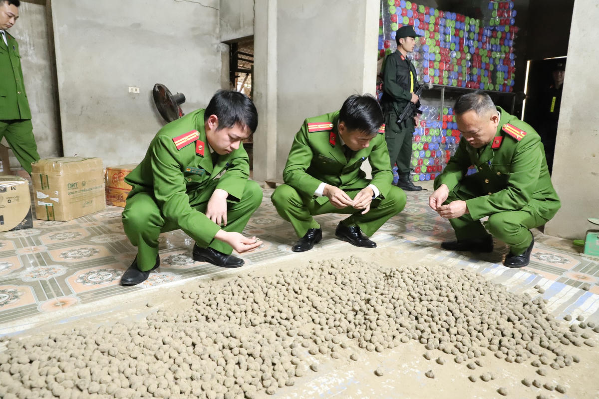 Cơ quan chức năng phát hiện các chất không được phép sử dụng trong sản xuất, kinh doanh thực phẩm bảo vệ sức khỏe. Ảnh: CAHT.