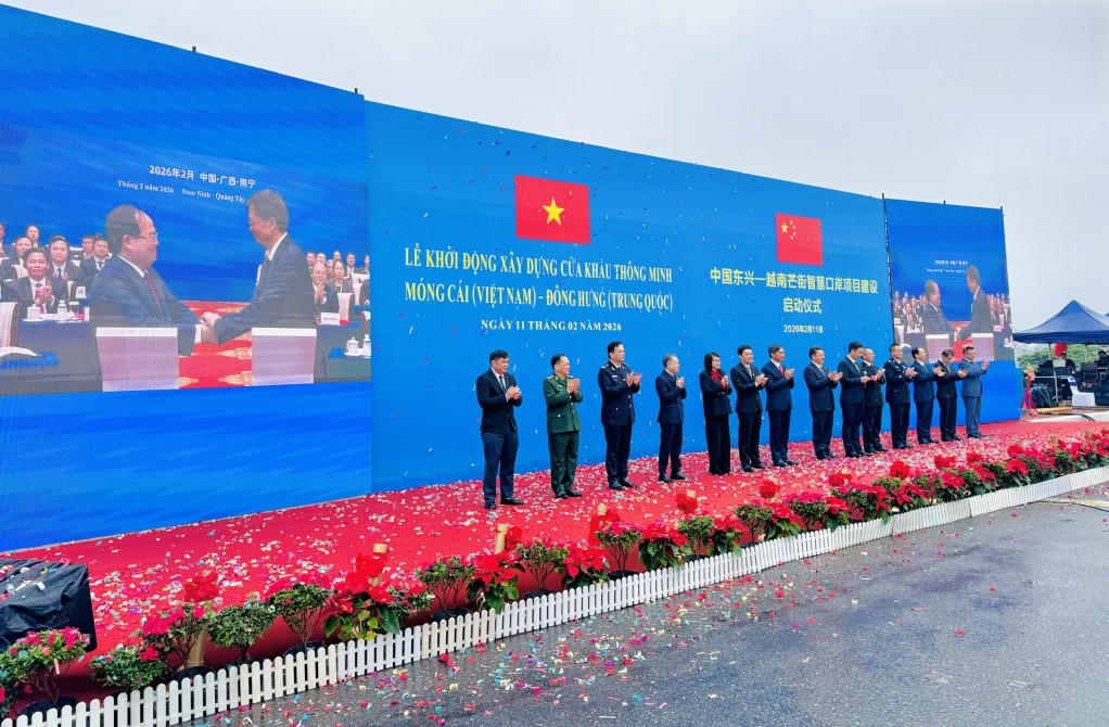 Các đại biểu thực hiện nghi thức khởi động tại vạch phân quản cầu Bắc Luân II. Ảnh: QMG.