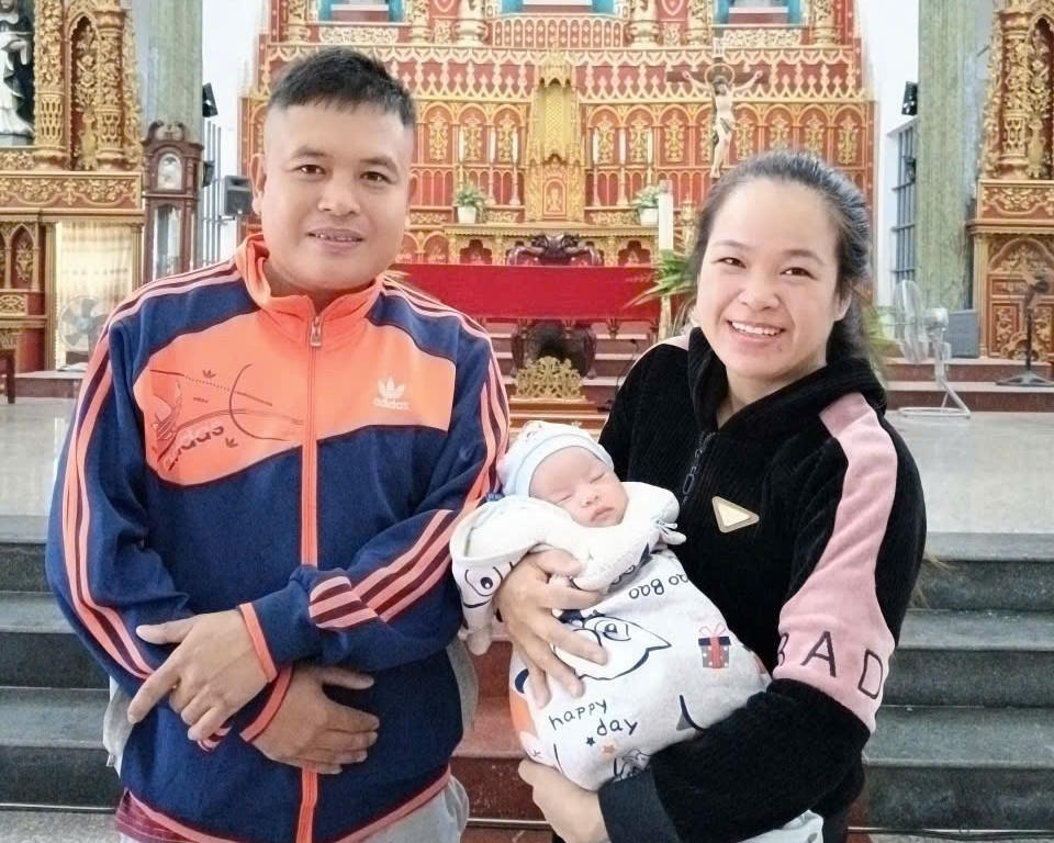 Anh Nho và chị Ngọ hạnh phúc khi được đón Tết bên đứa con mà mình đã mong chờ suốt 8 năm.