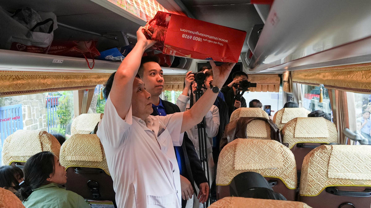 Những chuyến xe chở hàng trăm bệnh nhân và người nhà về quê đón Tết. Ảnh: B.T.