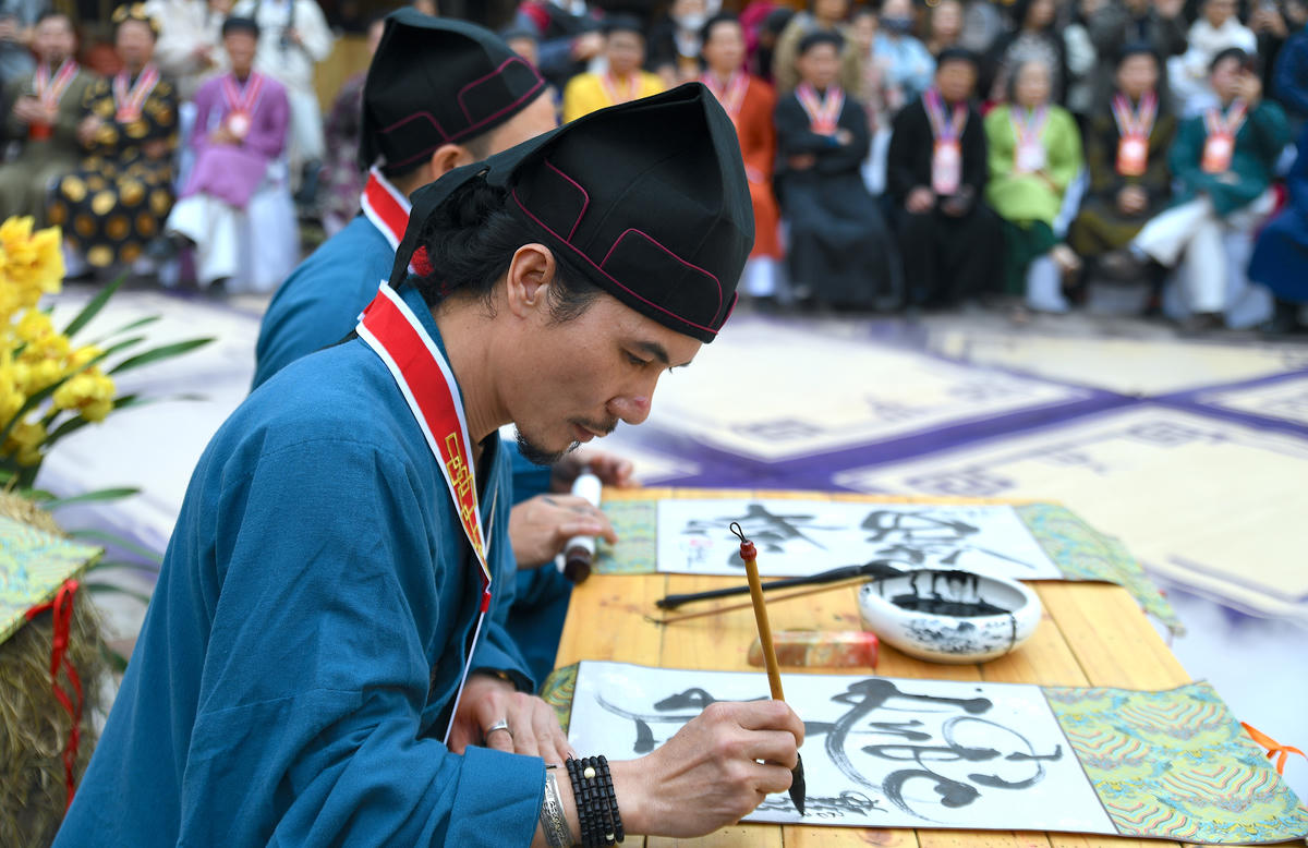 Trình diễn thư pháp tại lễ khai mạc. Ảnh: Phạm Sỹ.