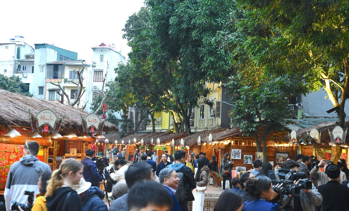 Hội chữ Xuân Bính Ngọ 2026 đã thu hút người dân và du khách trải nghiệm không khí văn hoá đậm màu sắc truyền thống. Ảnh: Phạm Sỹ.