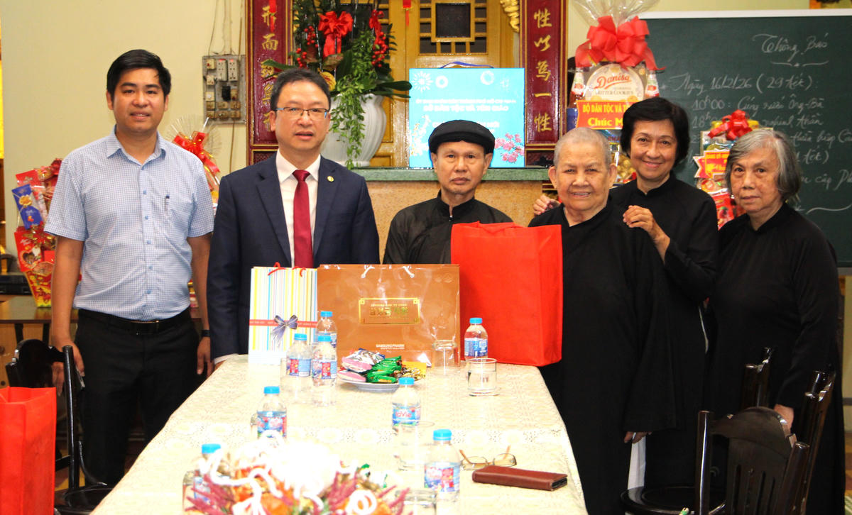 Thăm, chúc Tết tại Ban Quản trị Minh Lý Đạo - Tam Tông Miếu. Ảnh: Q.Đ.