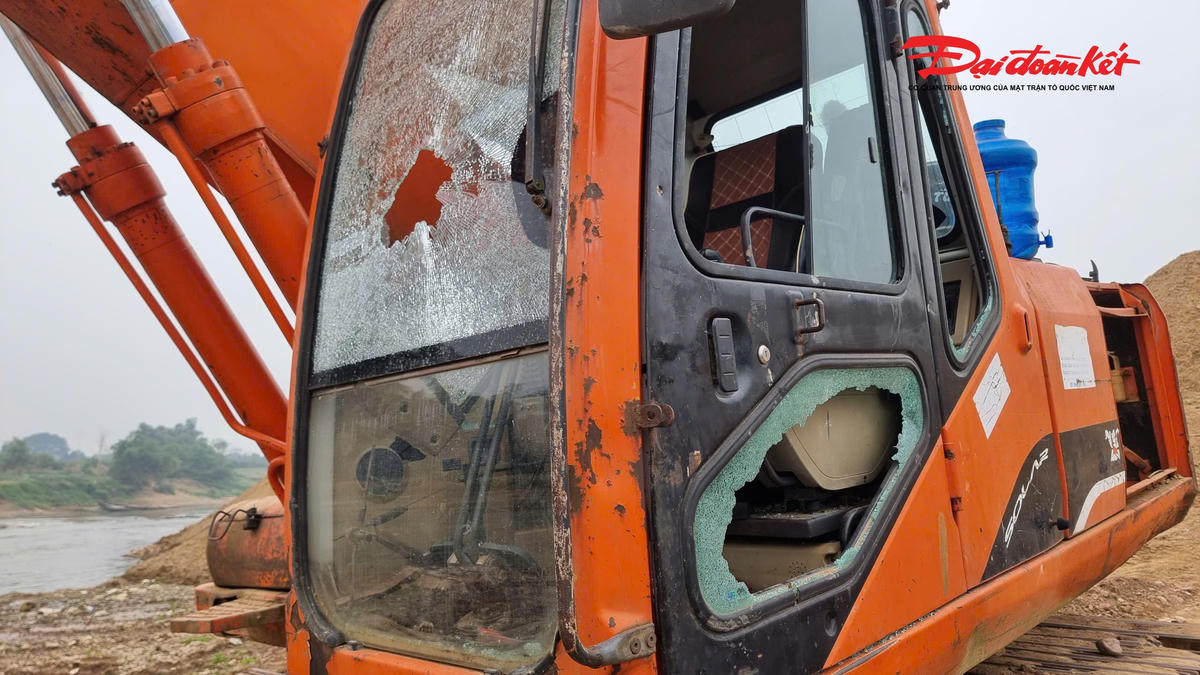 Máy xúc bị phá hỏng. Ảnh: Hương Trà.