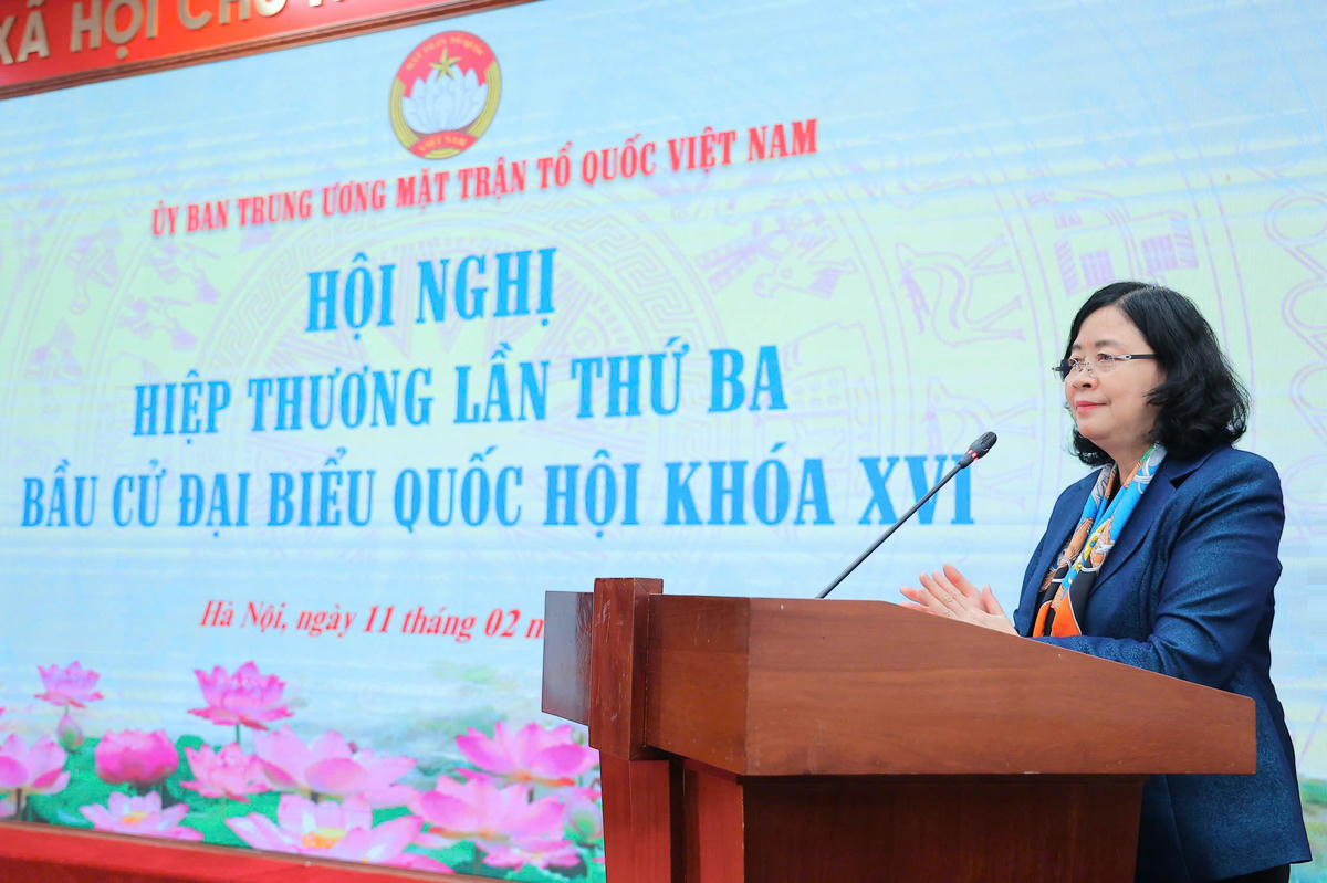 Bà Bùi Thị Minh Hoài - Ủy viên Bộ Chính trị, Bí thư Trung ương Đảng, Bí thư Đảng ủy MTTQ, các đoàn thể Trung ương, Chủ tịch UBTƯ MTTQ Việt Nam, Phó Chủ tịch Hội đồng bầu cử Quốc gia phát biểu tại Hội nghị.&nbsp;Ảnh: Hoài Nam.