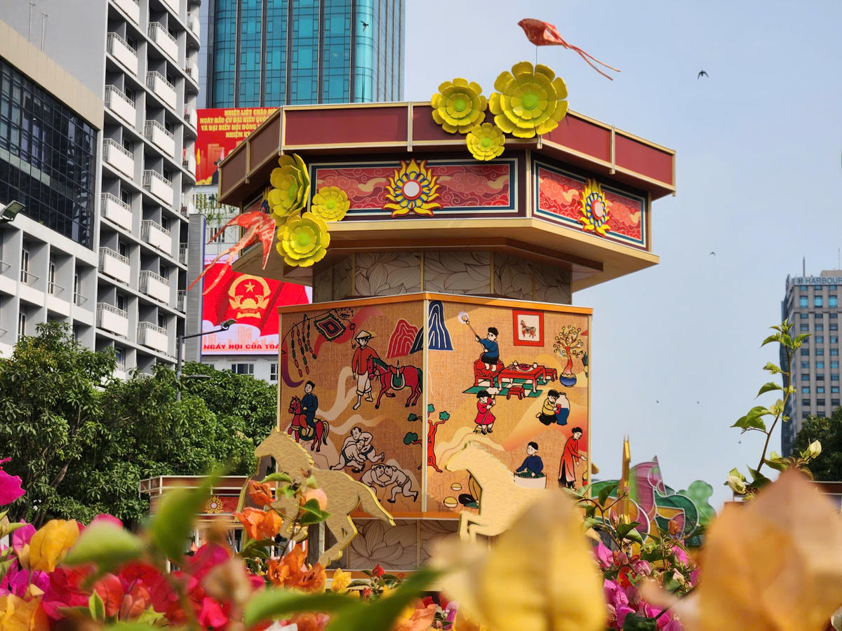 Chiếc đèn kéo quân khổng lồ cao hơn 6m, đường kính 6,4m. Ảnh: M.L