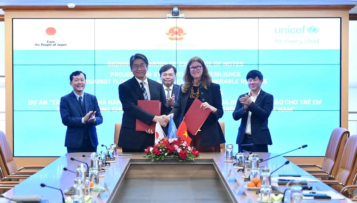 Lễ ký kết trao đổi Công hàm giữa Đại sứ Nhật Bản tại Việt Nam Ito Naoki và bà Silvia Danailov, Trưởng Đại diện UNICEF tại Việt Nam dưới sự chứng kiến của Thứ trưởng Bộ Nông nghiệp và Môi trường Nguyễn Hoàng Hiệp. Ảnh: NN