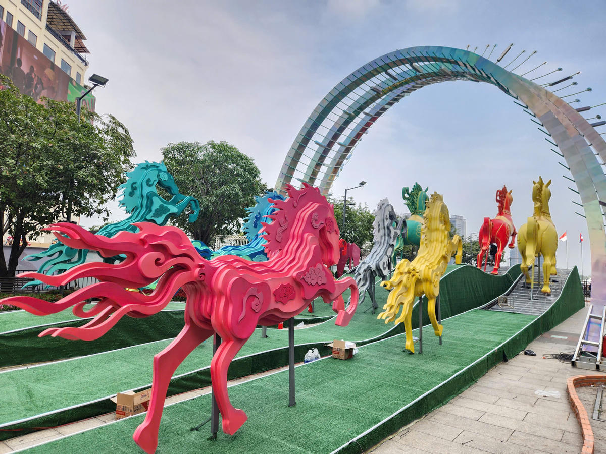 9 ngựa vĩnh cửu phi nước đại trên con đường ánh sáng tại Đường hoa. Ảnh: M.L