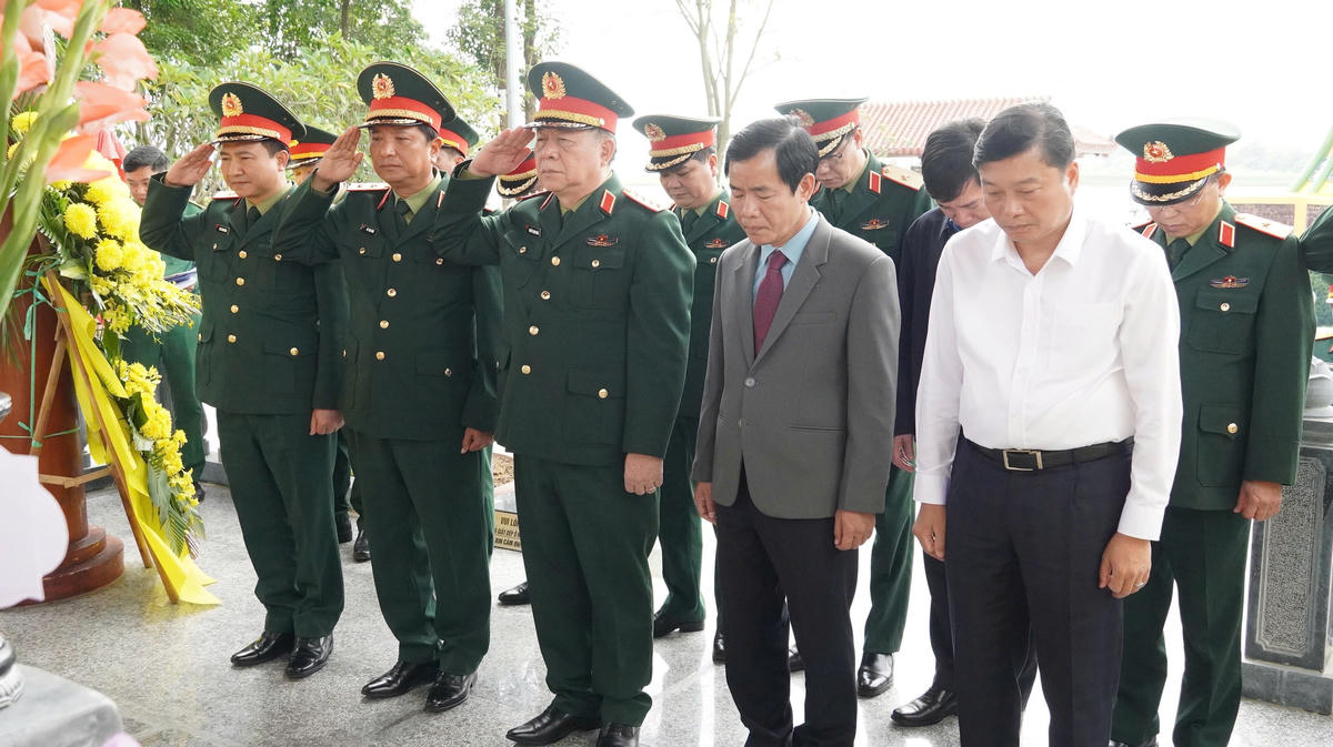 Đại tướng Nguyễn Trọng Nghĩa và các đại biểu tri ân các Anh hùng liệt sĩ tại Khu tưởng niệm nơi hy sinh của 16 thanh niên xung phong (tháng 9/1972) tại Bến phà Long Đại. Ảnh: QSQT.