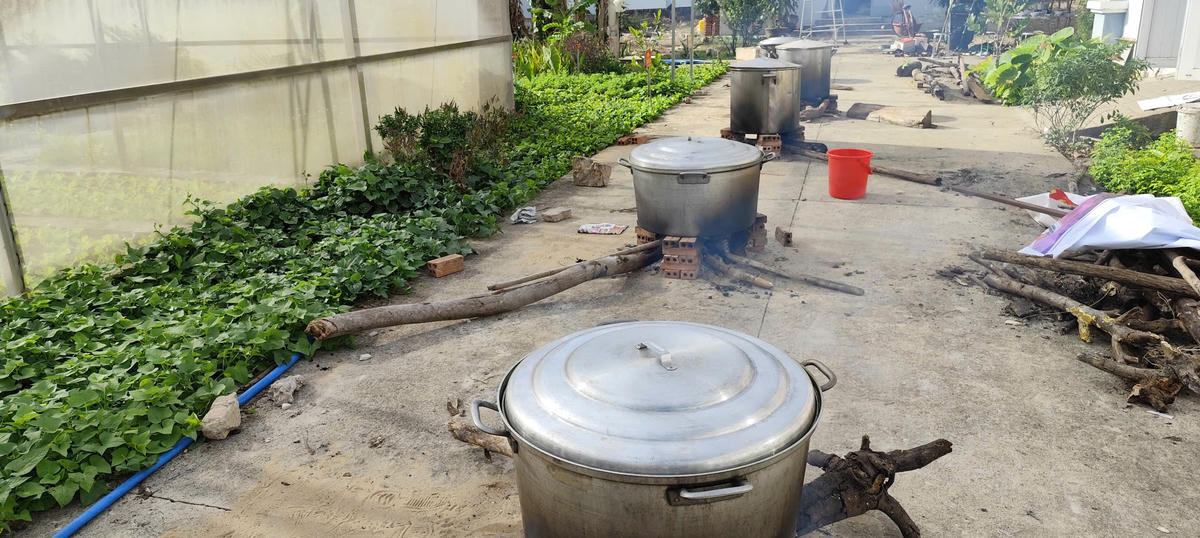 Toàn bộ 400 chiếc bánh sau khi nấu chín sẽ được trao tận tay các hộ nghèo, cận nghèo, gia đình chính sách... Ảnh: Quang Tiến.