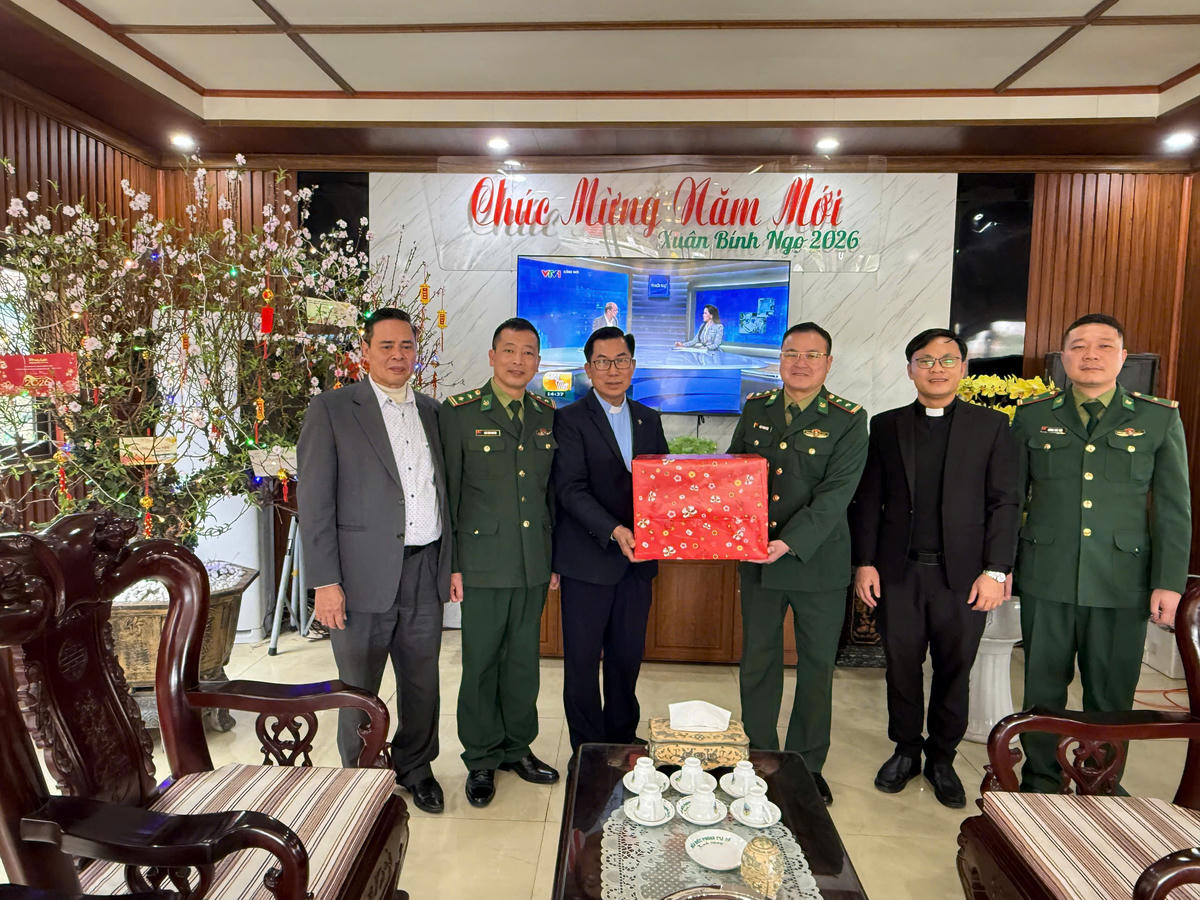 Linh mục và Ban Hành giáo, Giáo xứ Trà Cổ chúc Tết đơn vị.