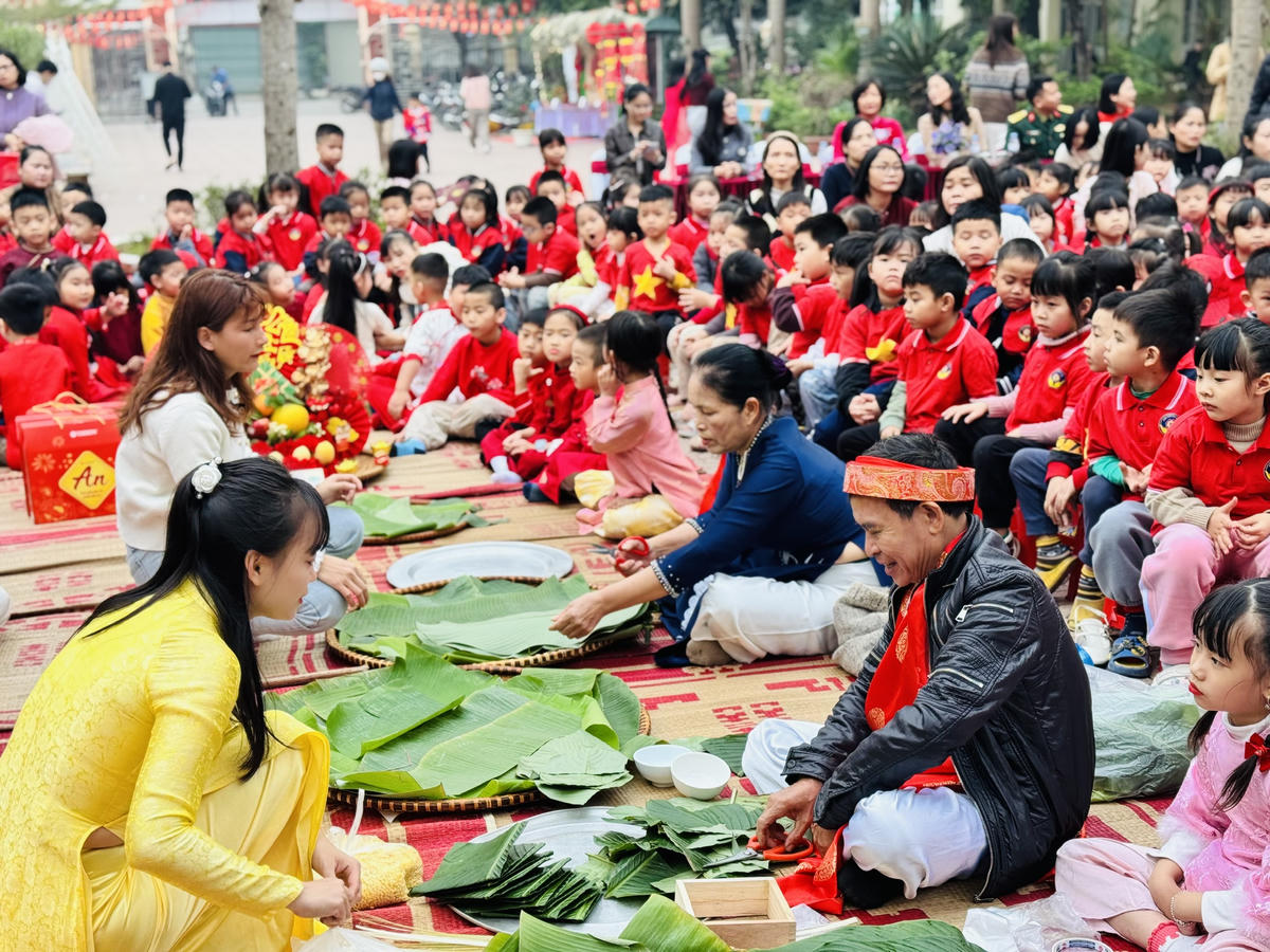 Thông qua các hoạt động ý nghĩa, các thầy cô mong muốn học sinh được bồi đắp tình yêu dân tộc, trân trọng giá trị truyền thống và học cách cho đi trong những ngày đầu năm mới. Ảnh: Nguyễn Hoài