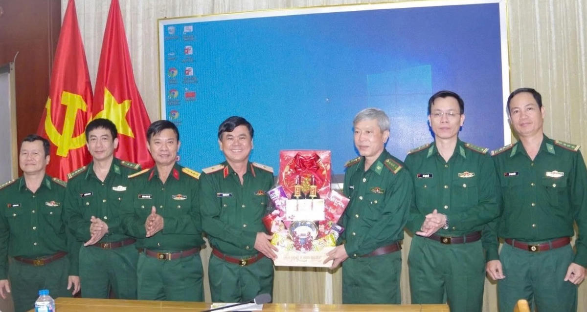Đại tá Phan Thăng Long, Chỉ huy trưởng Ban Chỉ huy BĐBP tỉnh Khánh Hòa cùng đoàn công tác tặng quà chúc mừng năm mới lực lượng vũ trang tỉnh. Ảnh CT