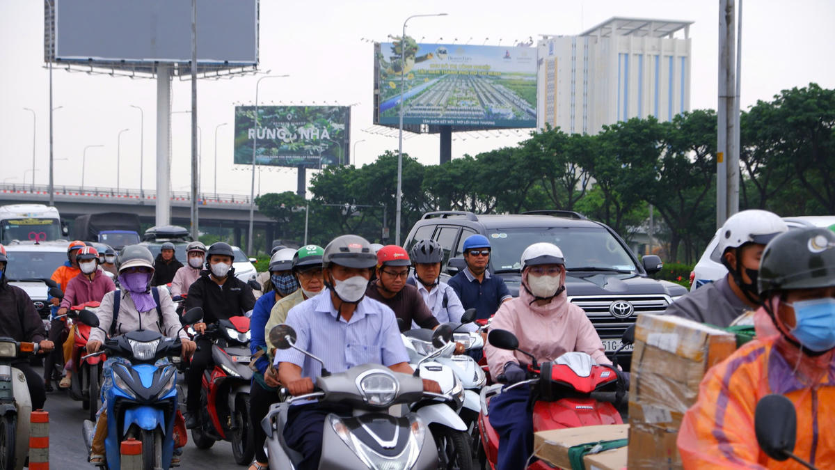 Các phương tiện xe gắn máy trên quốc lộ 1A từ TP Hồ Chí Minh đi miền Tây. Ảnh: Đ.Xá.