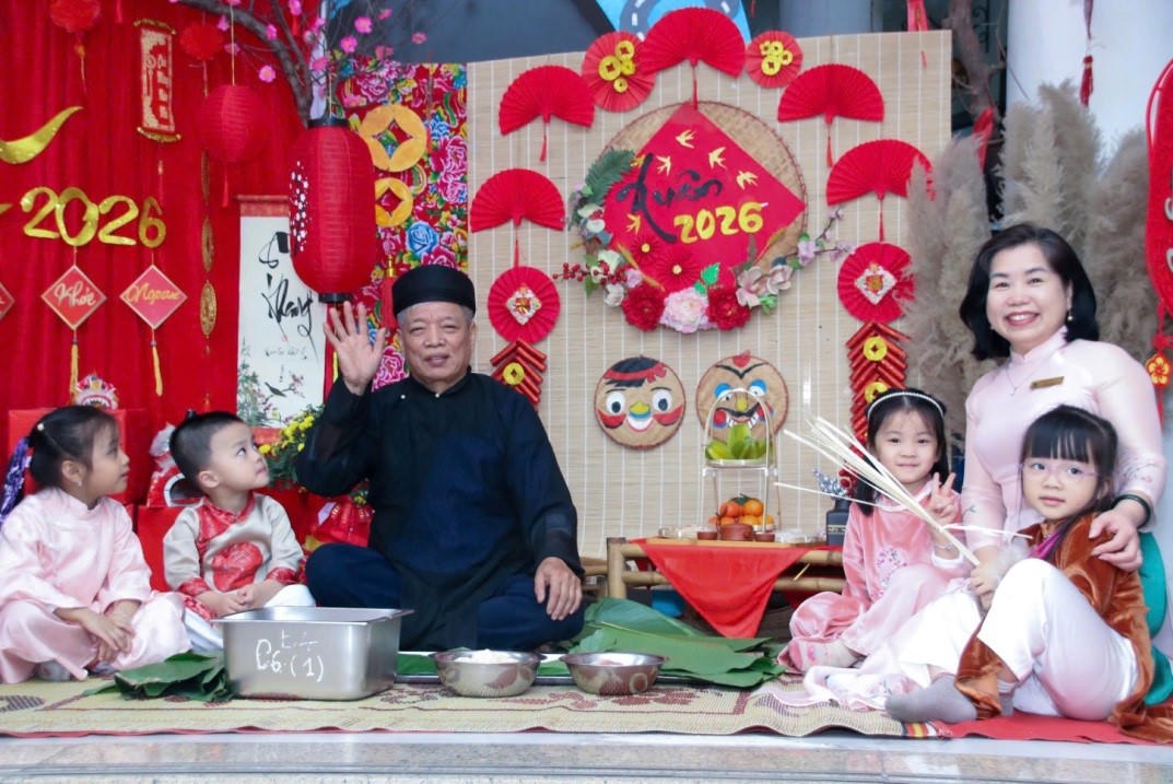 Các học sinh Trường mầm non Yên Sở được cô giáo, ông bà, bố mẹ kể chuyện về Tết và hướng dẫn gói bánh chưng.&nbsp;