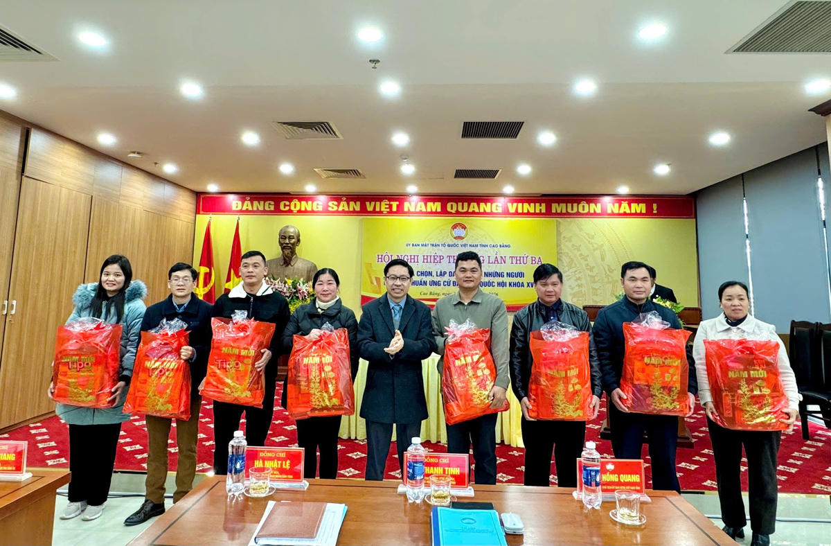 Ông Vũ Khắc Quang, Ủy viên Ban Thường vụ Tỉnh ủy, Phó Chủ tịch Thường trực Ủy ban MTTQ Việt Nam tỉnh Cao Bằng trao tặng quà tết cho các tổ chức thành viên và Ủy ban MTTQ các xã, phường. Ảnh: MTTQ Cao Bằng.
