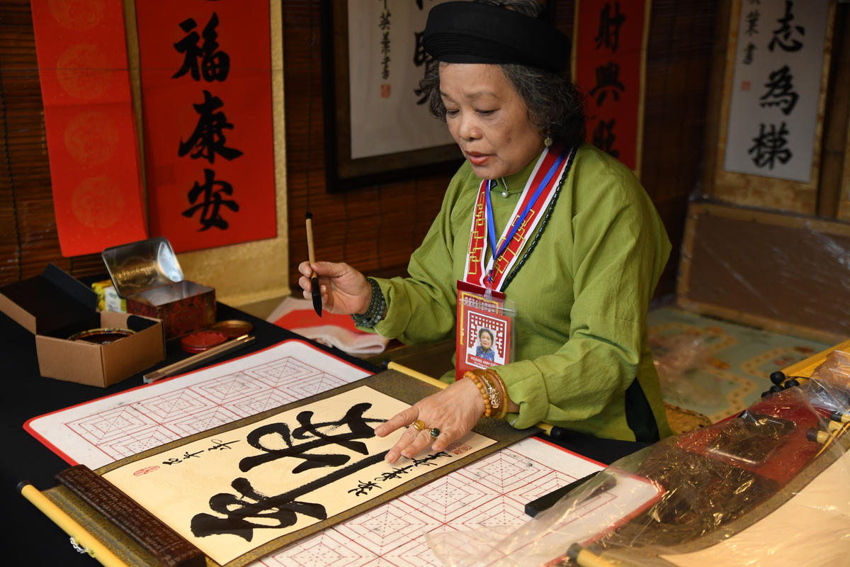 Nhà thư pháp Hoàng Anh Diệp - Bà đồ duy nhất của Hội chữ Xuân Bính Ngọ. Ảnh: Phạm Sỹ.