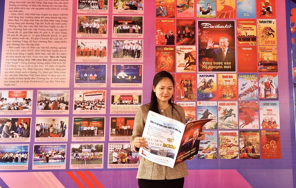 Bạn đọc ấn tượng với ấn phẩm báo Xuân Báo Đại đoàn kết trưng bày tại Hội báo Xuân. Ảnh: ĐB