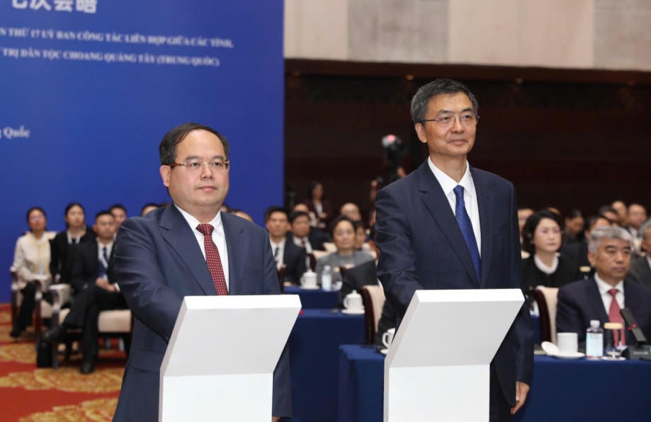 Ông Quản Minh Cường, Ủy viên Trung ương Đảng Cộng sản Việt Nam, Bí thư Tỉnh ủy, Trưởng Đoàn ĐBQH tỉnh Quảng Ninh (Việt Nam) và ông Trần Cương, Ủy viên Trung ương Đảng Cộng sản Trung Quốc, Bí thư Khu ủy, Chủ nhiệm Ủy ban Thường vụ Đại hội đại biểu nhân dân Khu tự trị dân tộc Choang Quảng Tây (Trung Quốc) ấn nút khởi động xây dựng Cửa khẩu thông minh Móng Cái (Việt Nam) - Đông Hưng (Trung Quốc) tại điểm cầu TP Nam Ninh (Quảng Tây, Trung Quốc). Ảnh: QMG.