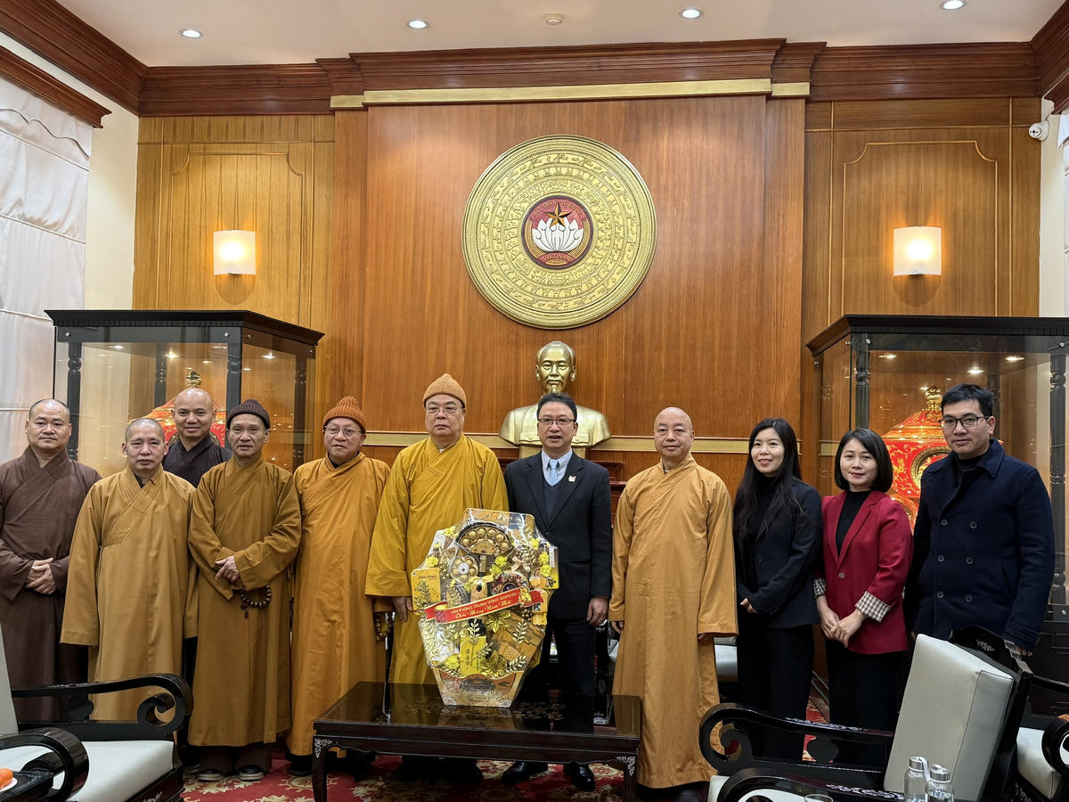 Đại diện Trung ương Giáo hội phật giáo Việt Nam  do Trưởng lão Hòa thượng Thích Thanh Nhiễu - Ủy viên Thường trực Hội đồng Chứng minh, Phó Chủ tịch Thường trực Hội đồng Trị sự GHPG Việt Nam làm Trưởng đoàn thăm và chúc mừng năm mới UBTƯ MTTQ Việt Nam.