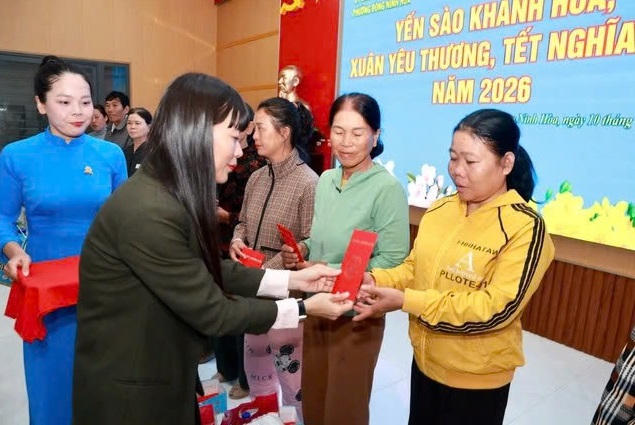 Bà Trịnh Thị Hồng Vân, Chủ tịch HĐTV Công ty Yến sào Khánh Hòa trao quà chúc Tết cho người dân tại chương trình. (ảnh X.H)

