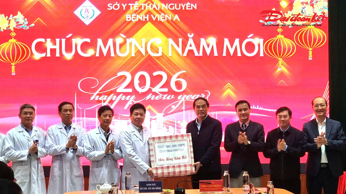 Bí thư Tỉnh ủy Thái Nguyên Trịnh Xuân Trường tặng quà Bệnh viên A. Ảnh: Anh Toán.