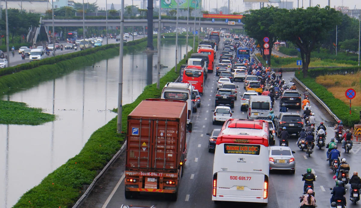 Mặc dù chưa ùn tắc nhưng dòng phương tiện di chuyển chậm khi nhiều người dân bắt đầu về quê ăn tết. Ảnh: Đ.Xá.